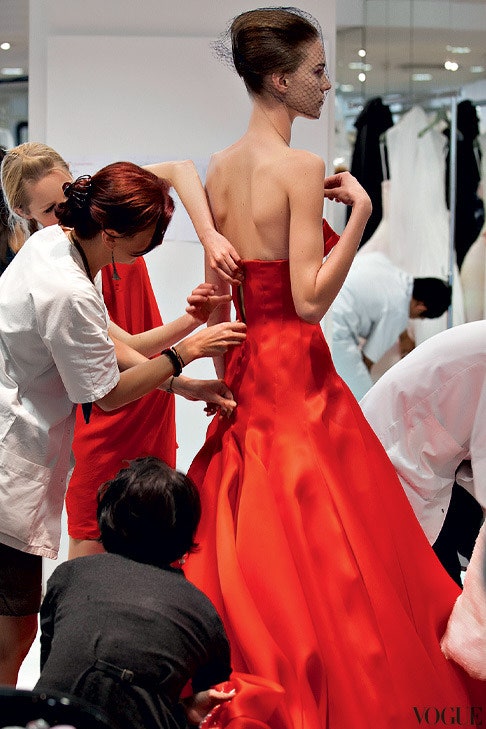 Раф Симонс интервью с дизайнером дома Dior после показа кутюрной коллекции | VOGUE
