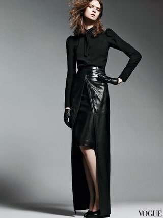 Шелковая блузка High кожаная юбка Salvatore Ferragamo кожаные туфли Calvin klein кожаные перчатки Yves Saint Laurent.