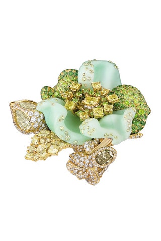 Золотое кольцо Bal Champetre с хризопразами демантоидами цаворитами и бриллиантами 440 000 руб. Dior.