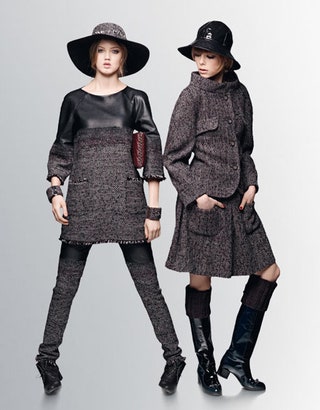 Линдси Уикссон и Эди Кэмпбелл в лукбуке предсезонной коллекции Chanel осеньзима 201213. Фотограф Карл Лагерфельд.