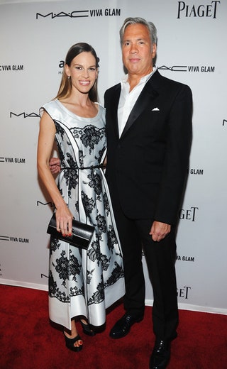 Хилари Суонк в платье Marc Jacobs Resort2013 и бизнеспартнер Марка Джейкобса Роберт Даффи на галавечере amfAR.