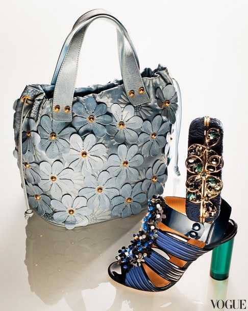 Обувь сумки и аксессуары с цветами вышивка принты аппликации | VOGUE