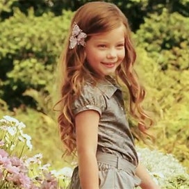 Видео: 5-летняя племянница Жизель Бюндхен в роли модели