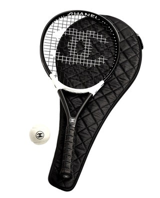 Теннисная ракетка с кожаным чехлом и мячиком 112 300 руб. Chanel.
