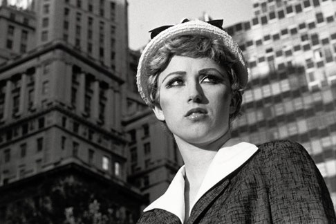 Синди Шерман автопортреты фотографа на выставке в ньюйоркском MoMA | VOGUE
