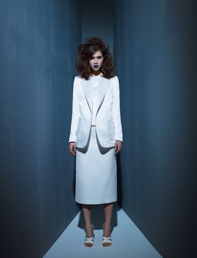 Базовый гардероб в минималистичном стиле 90х прямые линии аскетичный крой белый цвет | VOGUE