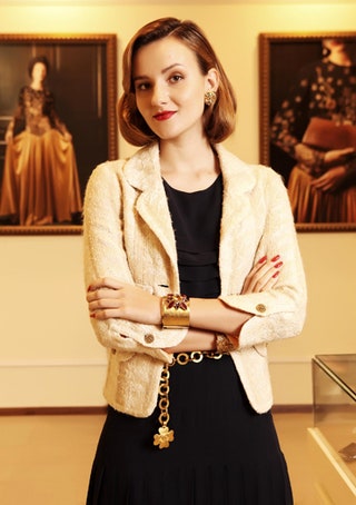 На Анастасии Фукс платье Chanel 1956г. бижутерия Chanel браслет с цветком 85го года пояс 80го браслеты 199394гг..