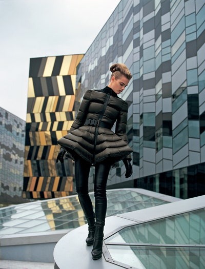 Дутые куртки и пальто архитектурный крой строгие линии чистые цвета | VOGUE