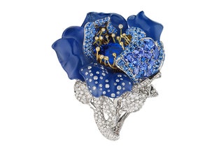 кольцо Bal Bleu Nuit с бриллиантами сапфирами халцедоном и танзани­тами все Dior Joaillerie.