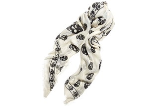Кашемировый шарф около 16 800 руб. Alexander McQueen.
