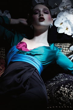 Шелковые и атласные платья комбинезоны кимоно брюки цветы и мех  восточные мотивы | VOGUE