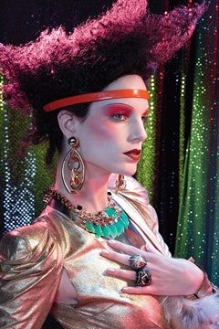 Стиль диско кричащий макияж объемные прически блестящие наряды | VOGUE