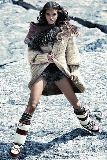Зимняя мода свитеры с орнаментом гетры из ангоры лисьи шапки и унты из меха волка | VOGUE