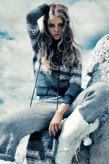 Зимняя мода свитеры с орнаментом гетры из ангоры лисьи шапки и унты из меха волка | VOGUE