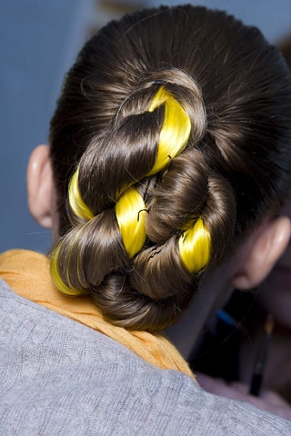 Пряди волос ярких цветов в моде неоновые оттенки