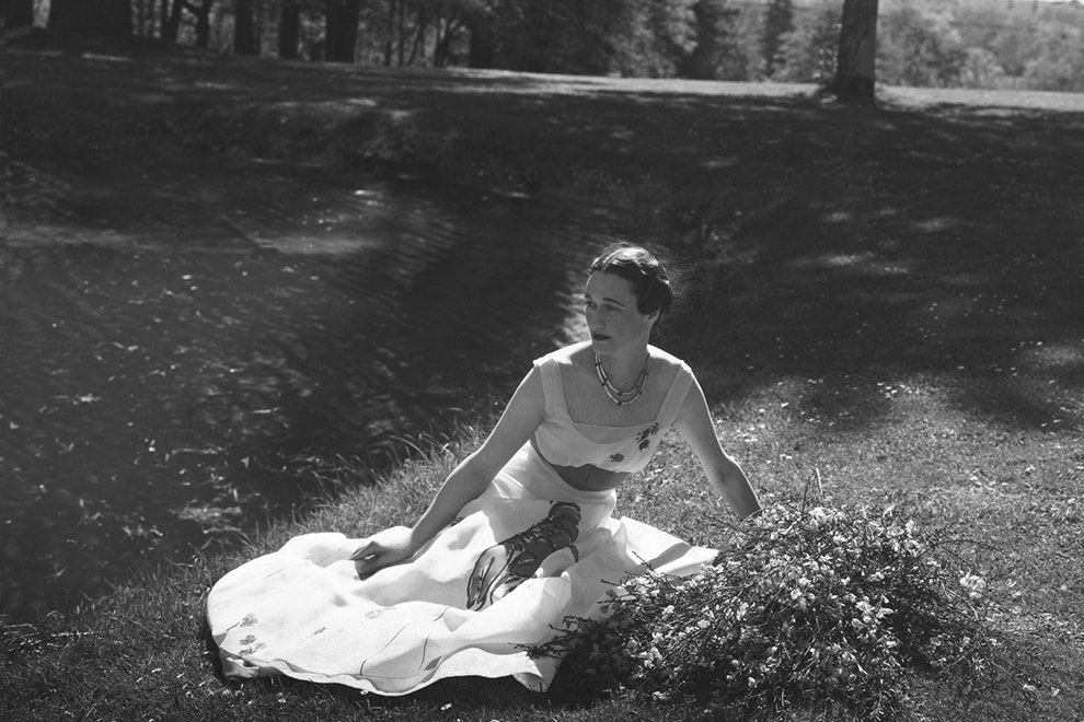 Уоллис Симпсон вскоре ставшая герцогиней Винздорской в «лобстерном» платье на снимке Сесила Битона для Vogue июнь 1937