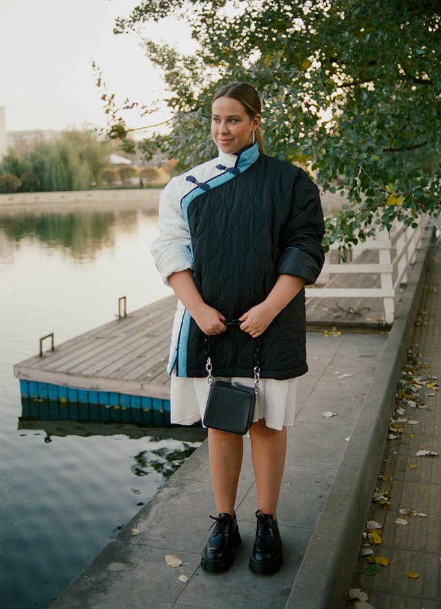 Лиза Аминова в куртке House of Holland платье Cecilie Bahnsen ботинках Prada и с сумкой The Volon