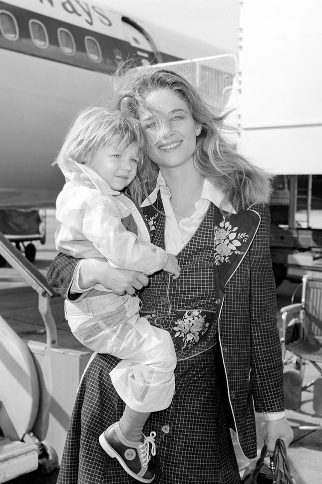 Шарлотта Рэмплинг с сыном Барнаби 1974