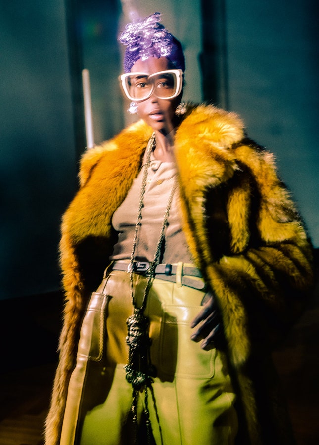 Пальто топ брюки и ремень повязка серьги колье очки все Gucci