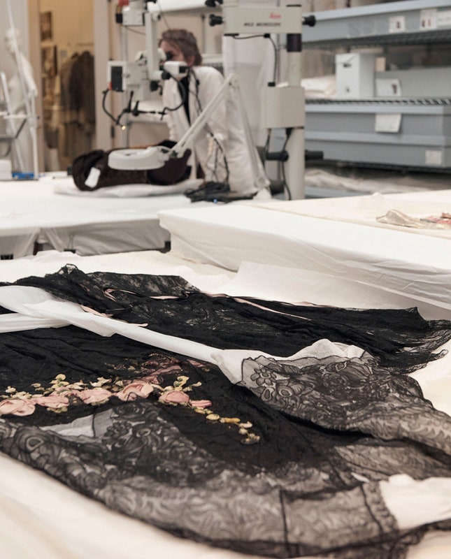 Как Институт костюма музея Метрополитен реставрирует и хранит свои экспонаты