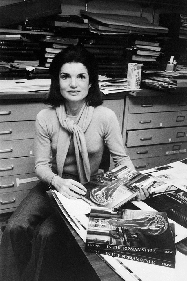 Жаклин КеннедиОнассис в офисе издательства Viking Press представляет свою книгу «В русском стиле» 1976