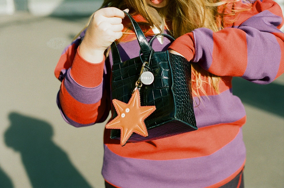 Лиза Аминова в свитере Marc Jacobs с сумкой Furla и брелоком Loewe