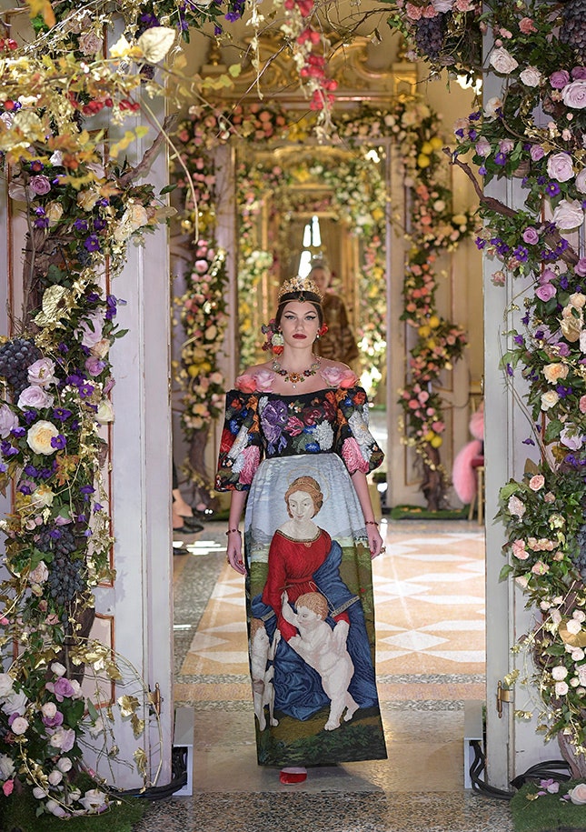 Платье Dolce amp Gabbana Alta Moda с вышитым изображением «Мадонны в зелени» Рафаэля весналето 2019