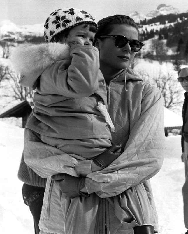С дочкой принцессой Каролиной в Швейцарии 1960