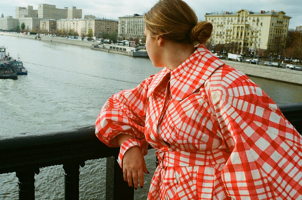 Лиза Аминова в пальто Simone Rocha