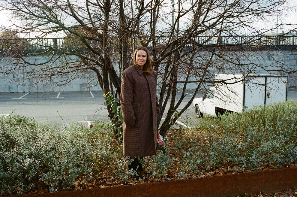 Лиза Аминова в пальто Balenciaga сапогах Ann Demeulemeester и с винтажной сумкой Balenciaga