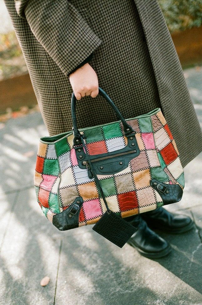 Лиза Аминова в пальто Balenciaga сапогах Ann Demeulemeester и с винтажной сумкой Balenciaga