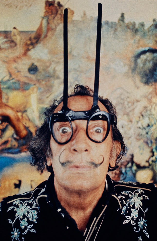 Сальвадор Дали в «телепатических очках» в своей студии в ПортЛьигате 1968. Снимок Роберта Витакера