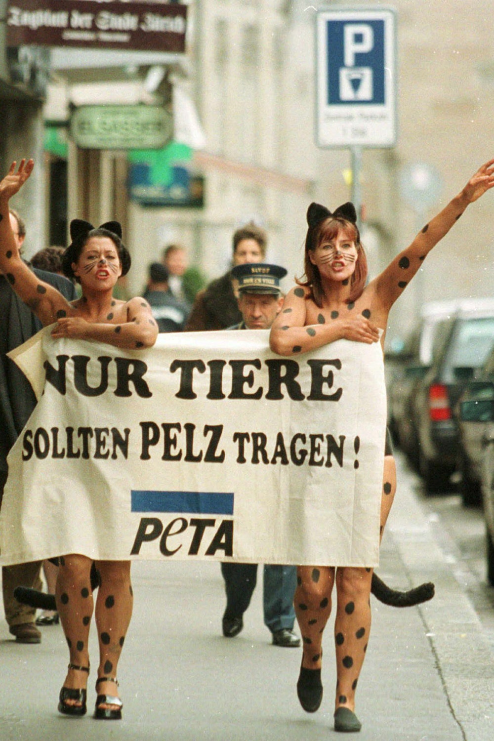 Активисты PETA в Цюрихе