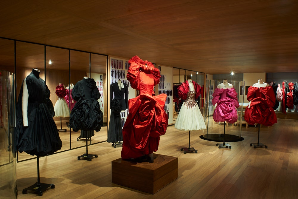В Лондоне открылась выставка платьев Alexander McQueen — Roses