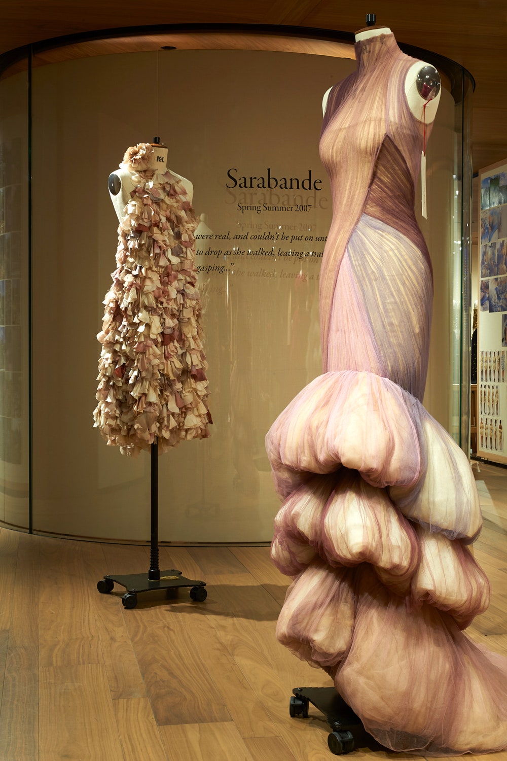 В Лондоне открылась выставка платьев Alexander McQueen — Roses