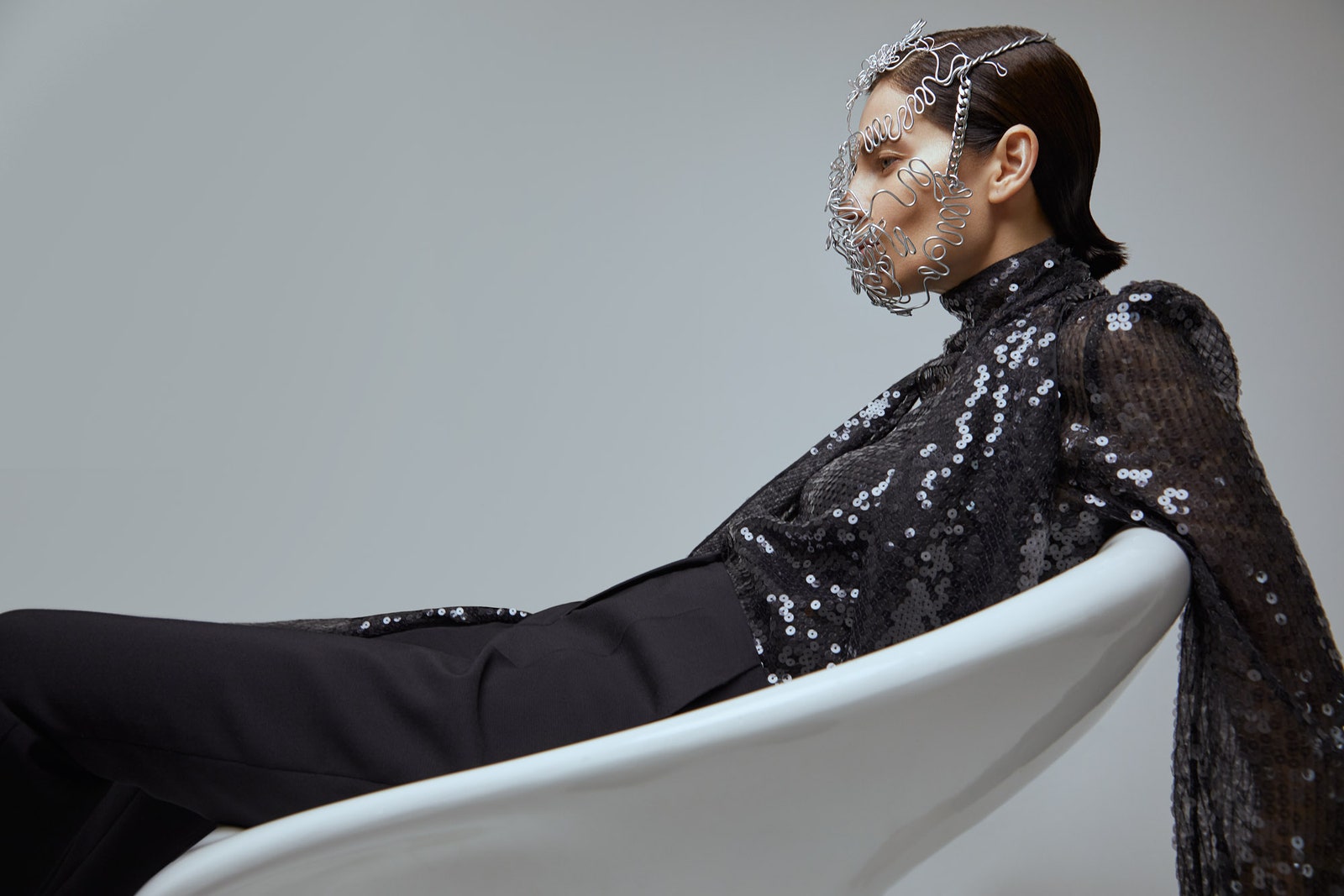 На Юлии топ Celine by Hedi Slimane брюки Giorgio Armani маска Minstev Kirill