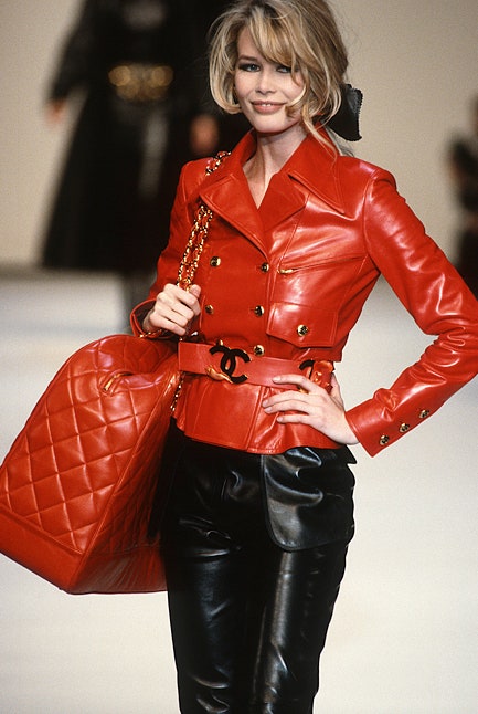 Клаудия Шиффер на показе Chanel осеньзима 1992