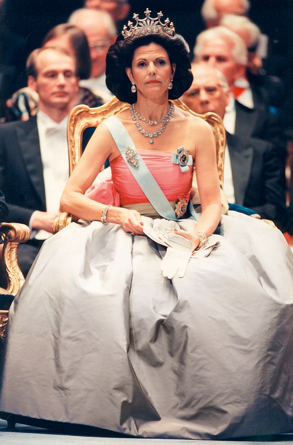 Королева Сильвия в Nina Ricci на церемонии вручения Нобелевской премии 1995