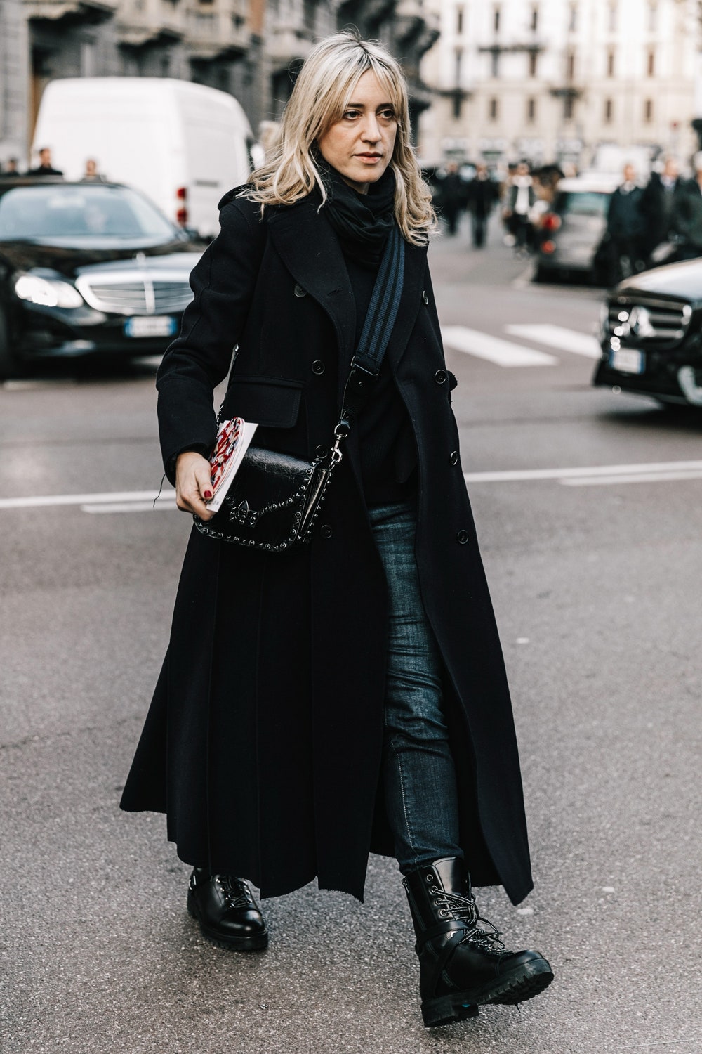 6 модных способов носить черное пальто