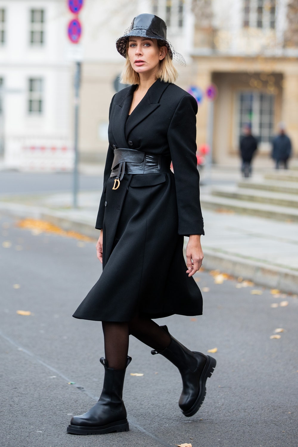 6 модных способов носить черное пальто