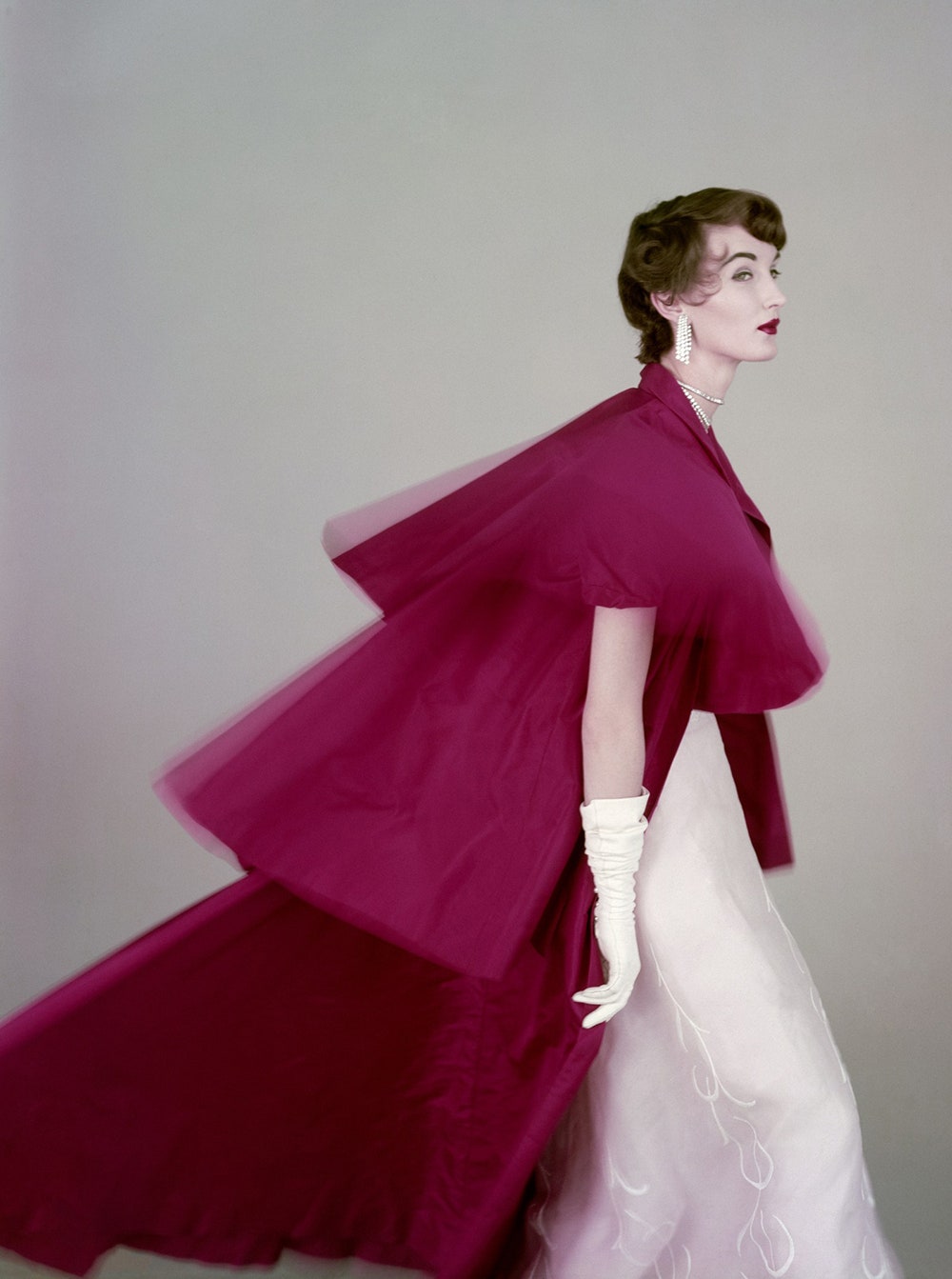 Эвелин Трипп в вечернем наряде Mainbocher на снимке Ричарда Рутледжа для Vogue июнь 1953
