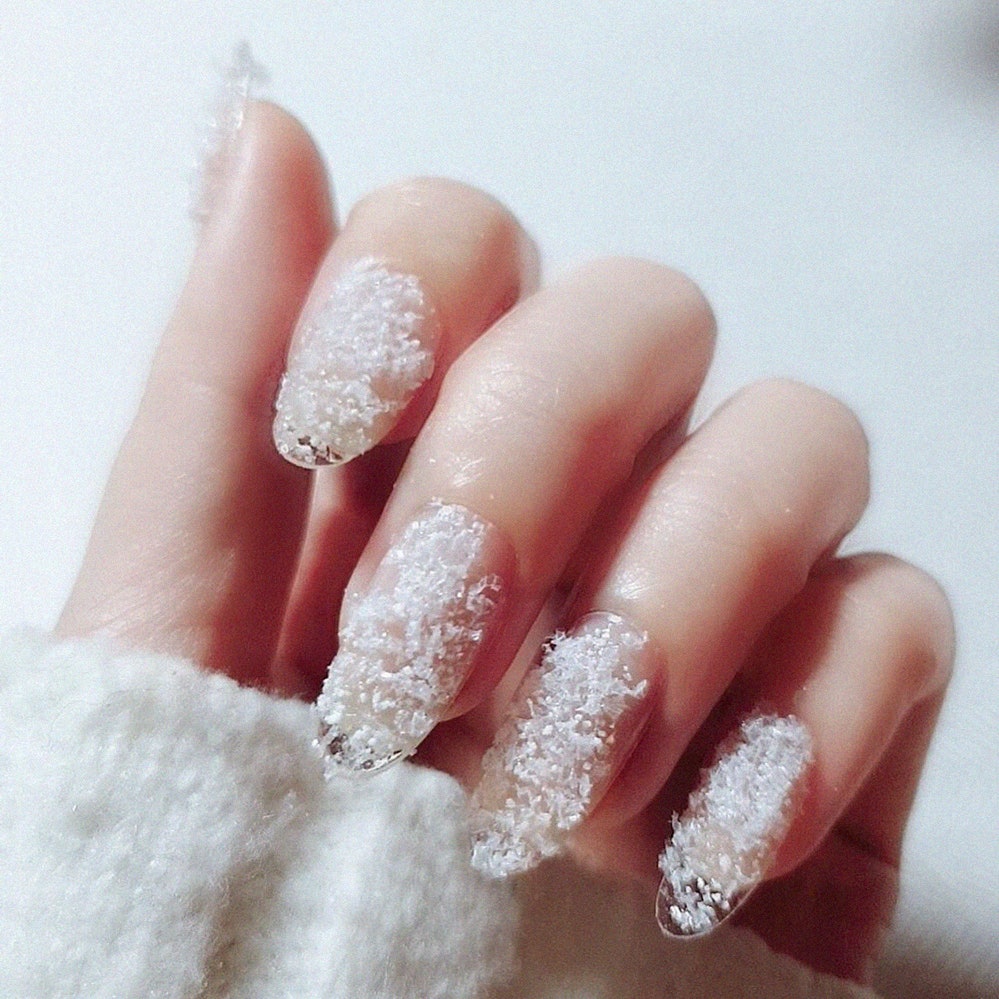 «Снежный» маникюр &- лучший вариант для московской зимы