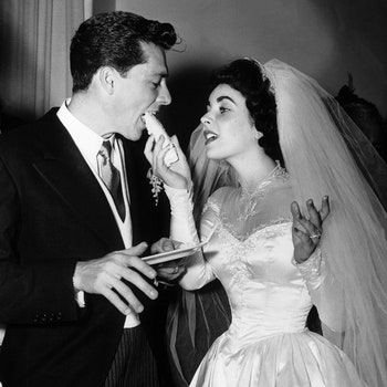 LOS ANGELES AMERICA  JUNE 5  Elizabeth Taylor serves her new husband Conrad Hilton Jr cake during their wedding...