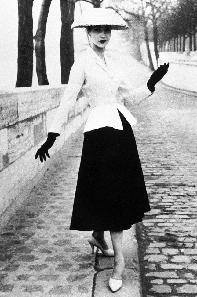 Модель в костюме Christian Dior 1947