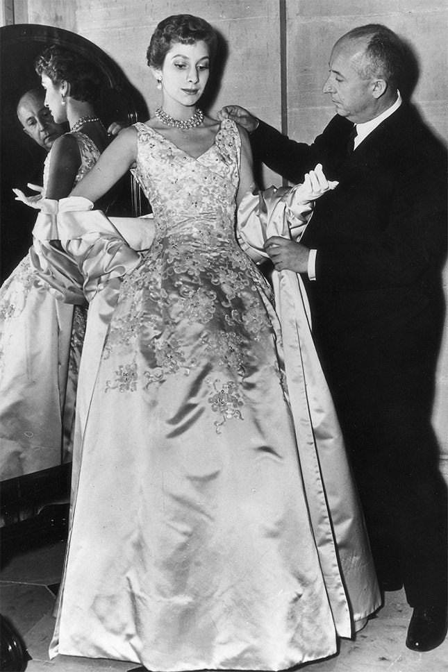 Кристиан Диор на примерке вечернего платья в Париже 1940е годы