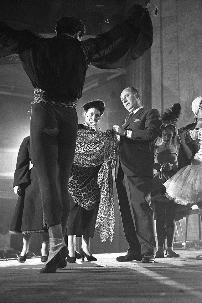Кристиан Диор на примерке сценического костюма Марты Грэм в Париже 1947