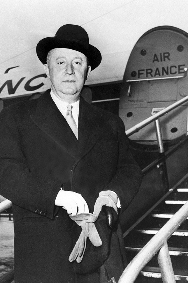 Кристиан Диор в аэропорту Парижа 1950