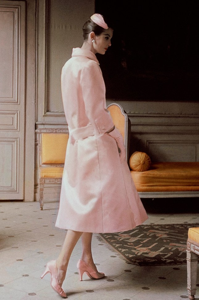 Модель в Christian Dior на съемке Vogue 1955