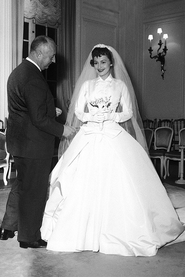 Кристиан Диор и Оливия де Хэвилленд в свадебном платье Christian Dior 1955 год