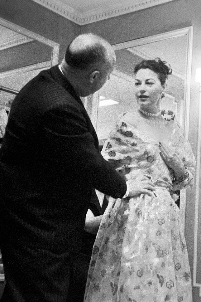 Кристиан Диор и Ава Гарднер на примерке платья в Париже 1956
